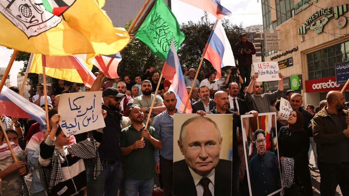 Pro-Hamas demonstrators holding Putin sign